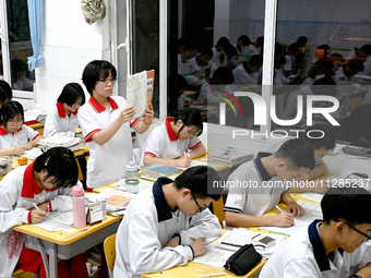 Senior three students, who are about to take the National College entrance examination, are studying by themselves at night at Fengfeng No 1...