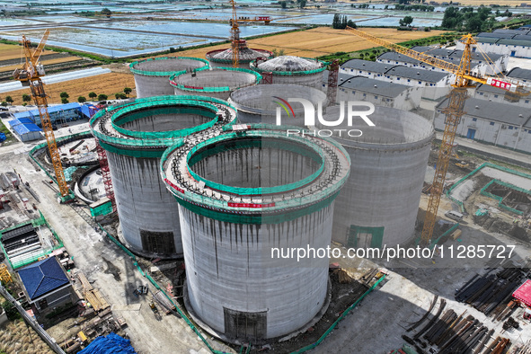 Workers are working at the construction site of a grain storage project of the Yandu branch of the Central Grain Reserve Yancheng Direct War...