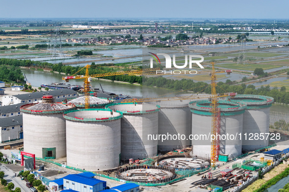 Workers are working at the construction site of a grain storage project of the Yandu branch of the Central Grain Reserve Yancheng Direct War...