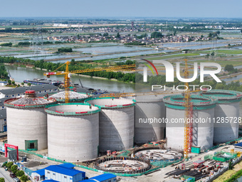 Workers are working at the construction site of a grain storage project of the Yandu branch of the Central Grain Reserve Yancheng Direct War...