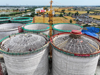 Workers are working at the construction site of a grain storage project of the Yandu branch of the Central Grain Reserve Yancheng Direct War...