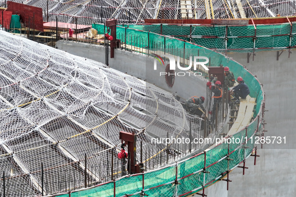 Workers are working at the construction site of a grain storage project of the Yandu branch of the Central Grain Reserve Yancheng Direct War...