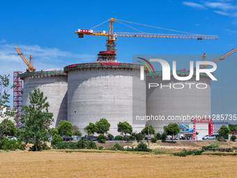 Workers are working at the construction site of a grain storage project of the Yandu branch of the Central Grain Reserve Yancheng Direct War...