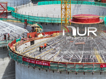 Workers are working at the construction site of a grain storage project of the Yandu branch of the Central Grain Reserve Yancheng Direct War...