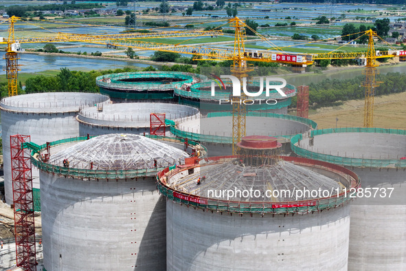 Workers are working at the construction site of a grain storage project of the Yandu branch of the Central Grain Reserve Yancheng Direct War...