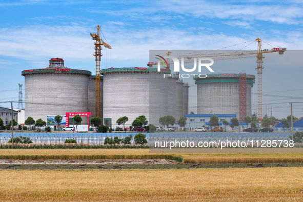 Workers are working at the construction site of a grain storage project of the Yandu branch of the Central Grain Reserve Yancheng Direct War...