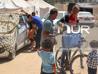 A vendor is selling ice cream at a camp for displaced Palestinians in Deir el-Balah in the central Gaza Strip on May 29, 2024, amid the ongo...