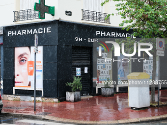 Pharmacists are striking by closing their pharmacies to protest against drug shortages, to demand an increase in their fees from Health Insu...