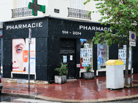 Pharmacists are striking by closing their pharmacies to protest against drug shortages, to demand an increase in their fees from Health Insu...