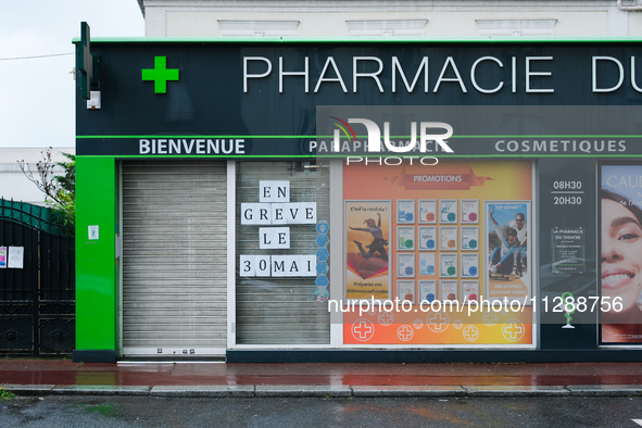 Pharmacists are striking by closing their pharmacies to protest against drug shortages, to demand an increase in their fees from Health Insu...