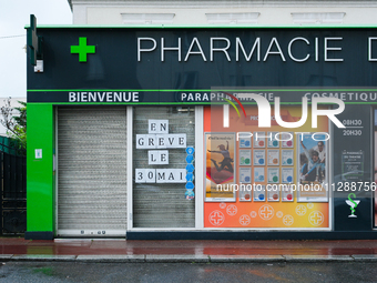 Pharmacists are striking by closing their pharmacies to protest against drug shortages, to demand an increase in their fees from Health Insu...