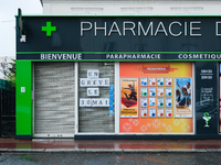 Pharmacists are striking by closing their pharmacies to protest against drug shortages, to demand an increase in their fees from Health Insu...