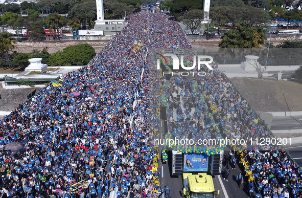 Faithful are participating in the 32nd March for Jesus promoted by the Renascer em Cristo Church in the Central region of Sao Paulo, on Thur...