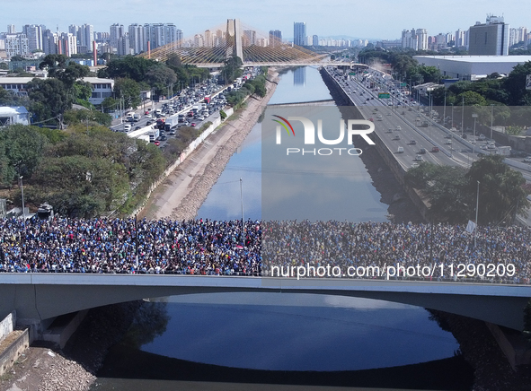 Faithful are participating in the 32nd March for Jesus promoted by the Renascer em Cristo Church in the Central region of Sao Paulo, on Thur...