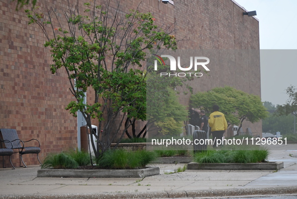 Police officers and security are patrolling Chicago Ridge Mall. Heavy police presence is following reports of an unconfirmed shooting at Chi...