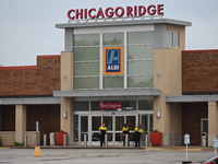 Security is blocking the entrance to Chicago Ridge Mall. Heavy police presence is following reports of an unconfirmed shooting at Chicago Ri...