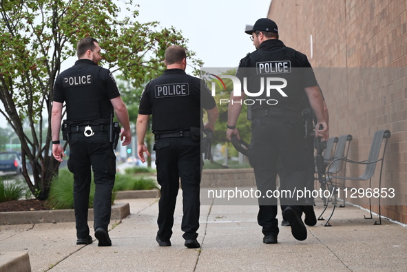 Police officers with heavy weapons are staging at Chicago Ridge Mall. Heavy police presence is following reports of an unconfirmed shooting...