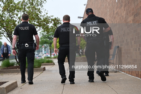 Police officers with heavy weapons are staging at Chicago Ridge Mall. Heavy police presence is following reports of an unconfirmed shooting...