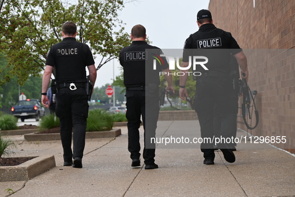 Police officers with heavy weapons are staging at Chicago Ridge Mall. Heavy police presence is following reports of an unconfirmed shooting...