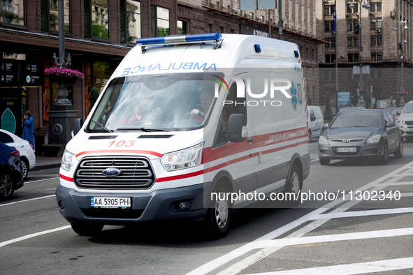 An ambulance is struggling through the traffic on Khreshchatyk Street in Kyiv, Ukraine, on June 3, 2024. NO USE RUSSIA. NO USE BELARUS. 