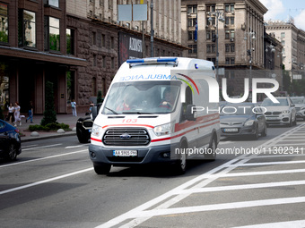 An ambulance is struggling through the traffic on Khreshchatyk Street in Kyiv, Ukraine, on June 3, 2024. NO USE RUSSIA. NO USE BELARUS. (