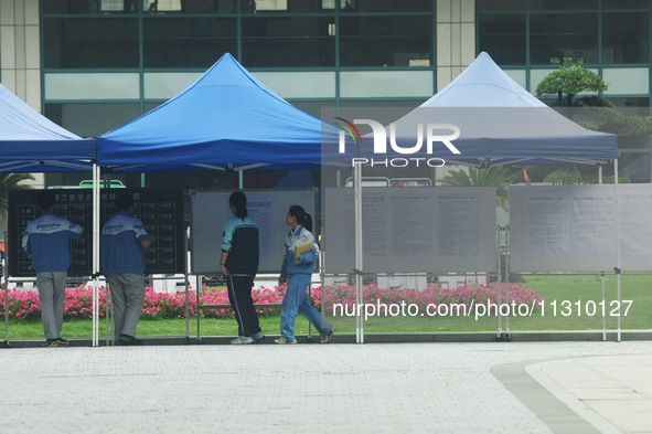 Students are learning about their test site at a college entrance examination point in Hangzhou, Zhejiang province, China, on June 7, 2024. 