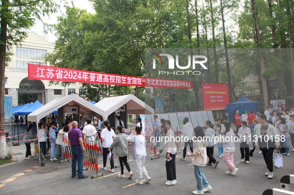 Candidates are starting to enter the test room at the entrance examination point of Nanjing Tianjiabing Senior High School in Nanjing, China...