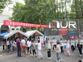 Candidates are starting to enter the test room at the entrance examination point of Nanjing Tianjiabing Senior High School in Nanjing, China...