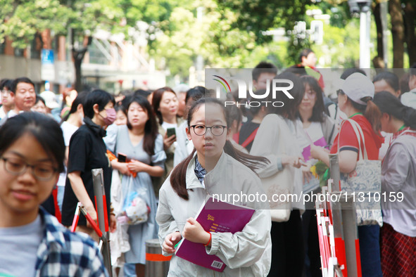 Candidates are starting to enter the test room at the entrance examination point of Nanjing Tianjiabing Senior High School in Nanjing, China...