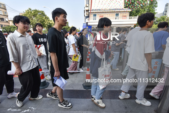 Candidates are lining up to enter a test room to take the National college entrance examination at a college entrance examination site in Fu...