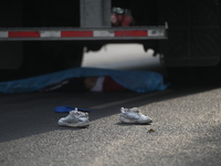 A man of approximately 35 years old is under a cargo truck after losing his life being run over while he is driving his tricycle, on Eje 2 N...