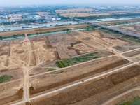 Workers are digging and cleaning the Huaihe River channel at the construction site of the second phase of the Huaihe River Waterway project...