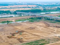 Workers are digging and cleaning the Huaihe River channel at the construction site of the second phase of the Huaihe River Waterway project...