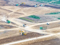 Workers are digging and cleaning the Huaihe River channel at the construction site of the second phase of the Huaihe River Waterway project...