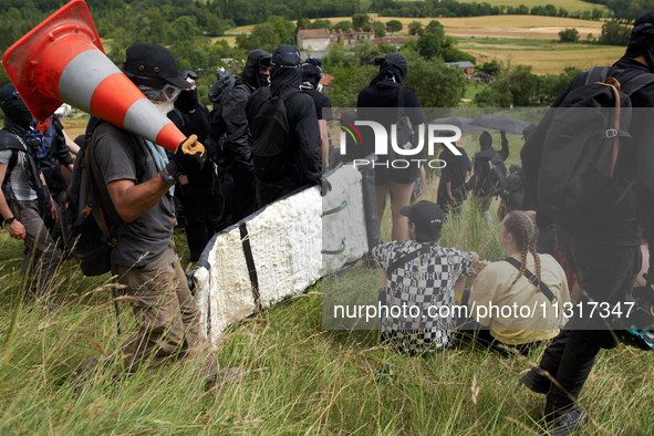 The black bloc is preparing to confront riot police. Nearly 5,000 people are participating in a weekend of action called 'Roue Libre' in the...