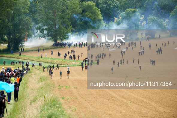 The black bloc is confronting riot police. Nearly 5,000 people are participating in a weekend of action called 'Roue Libre' in the Tarn depa...