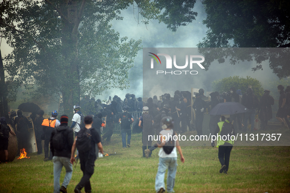 Black bloc is confronting riot police amid clouds of tear gas. Nearly 5,000 people are participating in a weekend of action called 'Roue Lib...