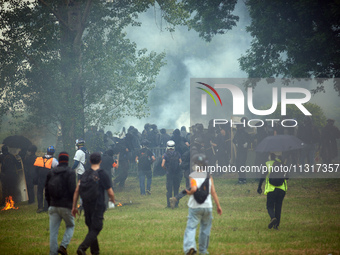 Black bloc is confronting riot police amid clouds of tear gas. Nearly 5,000 people are participating in a weekend of action called 'Roue Lib...