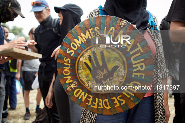 The shield is reading 'We are the nature which defends itself', the motto of the 'soulevements de la Terre' (i.e., 'Earth uprising'). Nearly...