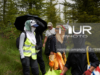 Protesters are gathering in the woods of Puylaurens. Nearly 5,000 people are participating in a weekend of action called 'Roue Libre' in the...