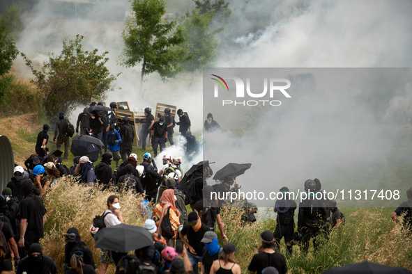 Black bloc is confronting riot police amid clouds of tear gas. Nearly 5,000 people are participating in a weekend of action called 'Roue Lib...