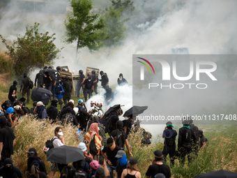 Black bloc is confronting riot police amid clouds of tear gas. Nearly 5,000 people are participating in a weekend of action called 'Roue Lib...