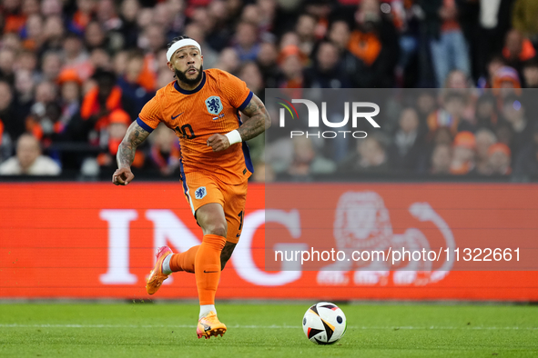 Memphis Depay Centre-Forward of Netherland and Atletico de Madrid controls the ball during the international friendly match between Netherla...