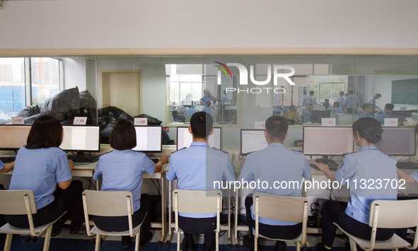 Staff members of the quality inspection team are checking the scanning quality at the scanning point of the Jiangsu Provincial College Entra...