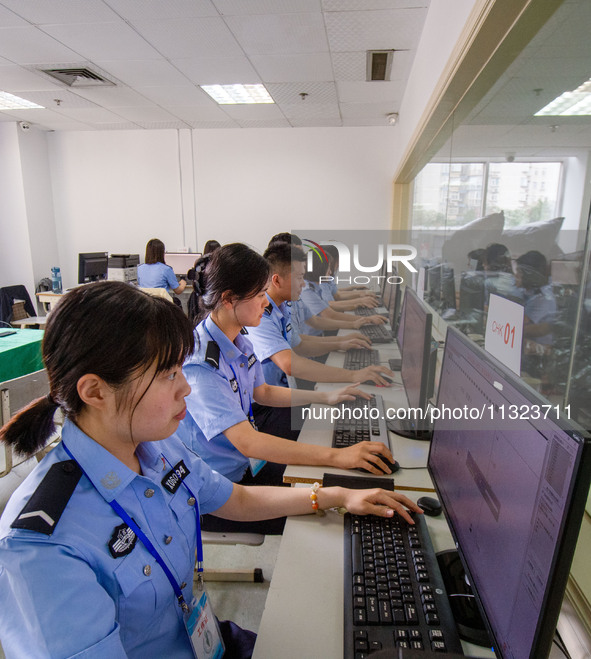 Staff members of the quality inspection team are checking the scanning quality at the scanning point of the Jiangsu Provincial College Entra...