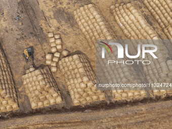 Farmers are recycling wheat straw in a field at Dahuangzhuang village in Huai'an city, East China's Jiangsu province, on June 12, 2024. (