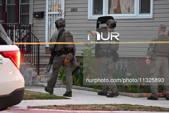 The Chicago Police SWAT Team is arriving at residences to search for suspects involved in the shooting of a 67-year-old male food vendor in...