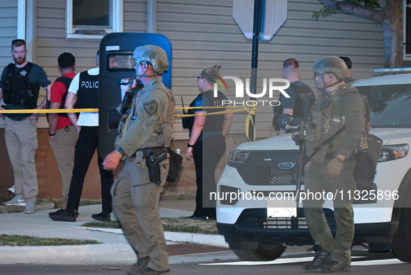 The Chicago Police SWAT Team is arriving at residences to search for suspects involved in the shooting of a 67-year-old male food vendor in...