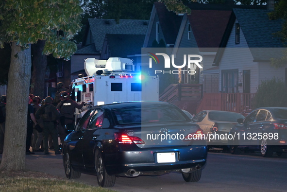 The Chicago Police SWAT Team is arriving at residences to search for suspects involved in the shooting of a 67-year-old male food vendor in...