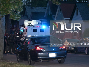 The Chicago Police SWAT Team is arriving at residences to search for suspects involved in the shooting of a 67-year-old male food vendor in...